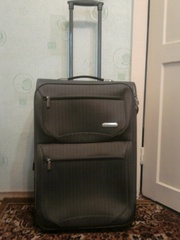 Продаётся дорожный чемодан серого цвета с тонкими голубыми полосками